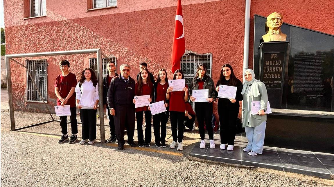 ‘Bir Değer Öğren ve Hayatına Uygula’ Konulu eTwinning Projesinde Görev Alan Öğrencilerimize Katılım Belgelerini Verdik